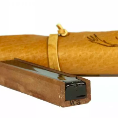 Bainha em couro castanho e caixa de madeira com tampa preta e letras VCS