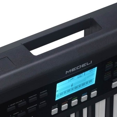 Teclado musical preto com ecrã digital azul e alça de transporte