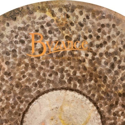 Prato metálico martelado castanho com texto 'Byzance' laranja