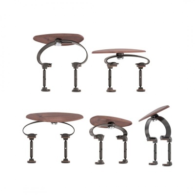 Suportes articulados em metal preto com tampas em madeira castanha