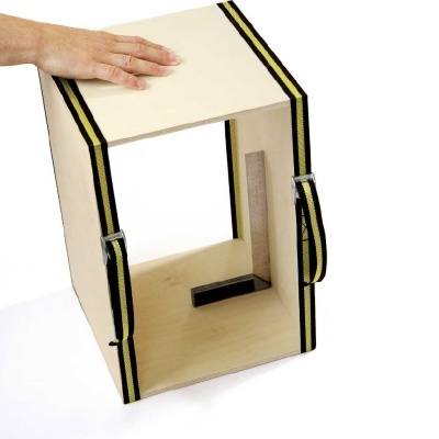 Estrutura cúbica aberta de madeira com alças pretas e amarelas