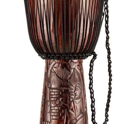 Tambor djembe de madeira escura com cordas pretas e relevo artesanal