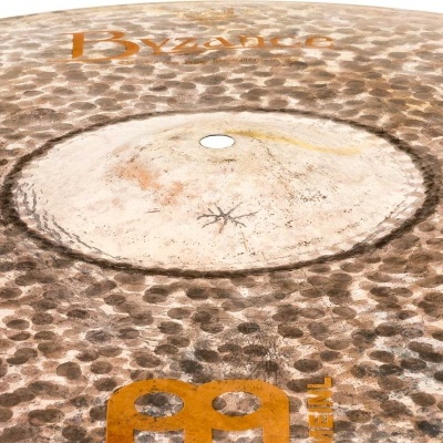 Prato de surdo Meinl Byzance em tons castanhos e bege com texto laranja