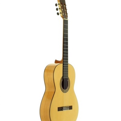 Guitarra clássica em madeira clara sobre fundo branco