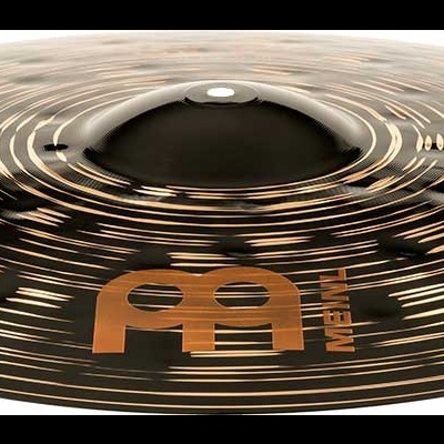 Prato de bateria preto e dourado com logótipo Meinl