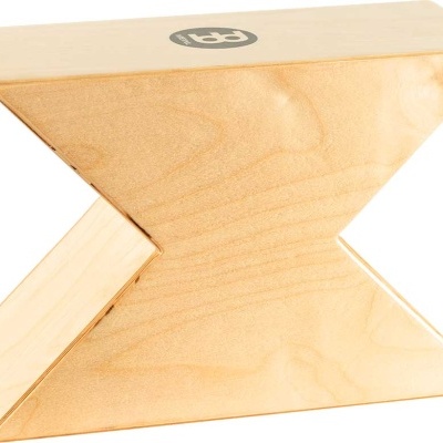 Suporte em forma de X feito de madeira clara com símbolo preto no topo