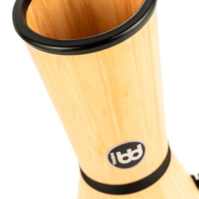 Djembe de madeira clara com borda preta e adesivo 'bbd'