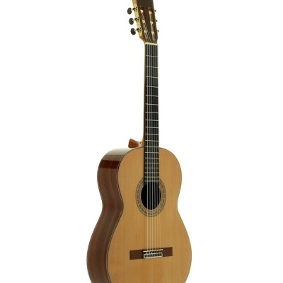 Guitarra clássica de madeira clara e escura com seis cordas