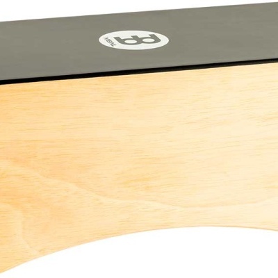 Caixa de madeira clara com tampa preta e logótipo branco