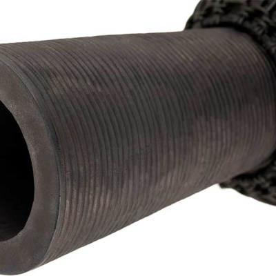 peça tubular preta com estrias horizontais e secção trançada