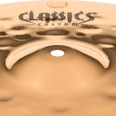 Prato de bateria dourado com texto 'CLASSICS CUSTOM' e 'AAX'