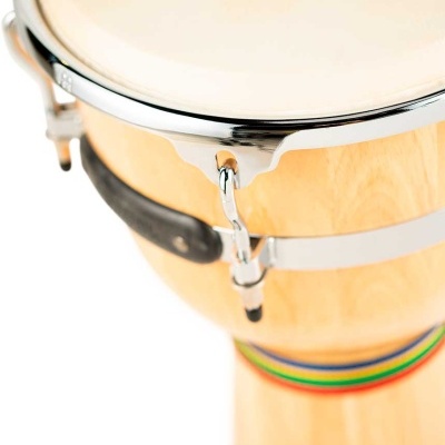 Tambor djembe em madeira clara com pele natural e anéis metálicos