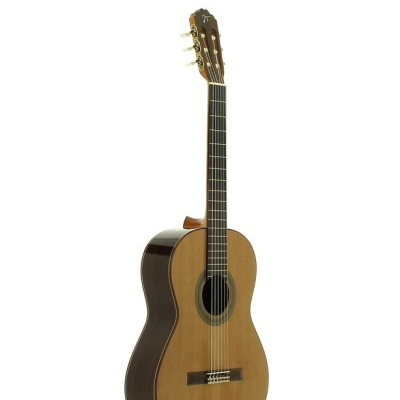 Guitarra clássica de madeira com tampo claro e laterais escuras