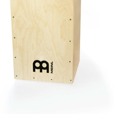 Cajón de madeira clara com logo MEINL preto na frente