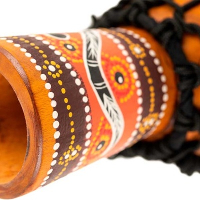 Tímpano de madeira pintado com padrão indígena colorido e cordas pretas nas laterais