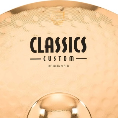 Prato de bateria em metal bronze com texto CLASSICS CUSTOM 20