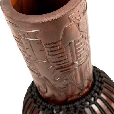 Djembe de madeira castanho com detalhes esculpidos e cordas pretas