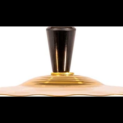 Prato decorativo de vidro com cabo preto sobre fundo branco