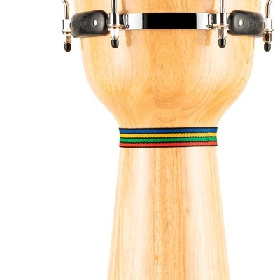 Djembe em madeira clara com pele branca, ferragens cromadas e faixa tricolor
