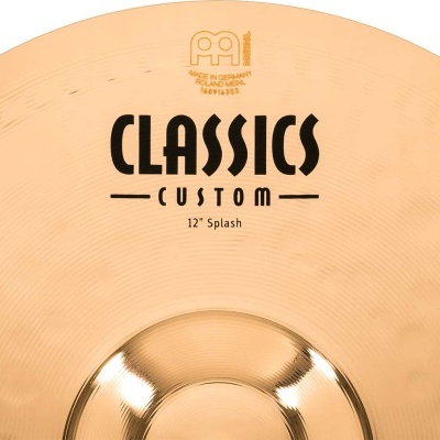 Prato de bateria dourado com texto 'CLASSICS CUSTOM 12