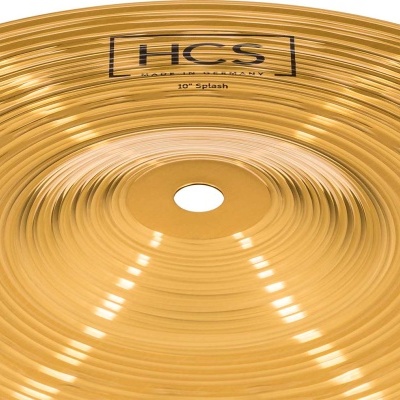Prato musical dourado com texto HCS e 10