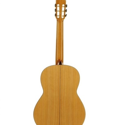 Violão acústico clássico de madeira clara visto de trás