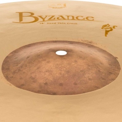 Platô de bateria metálico bronze com inscrições douradas 'Byzance' e '18