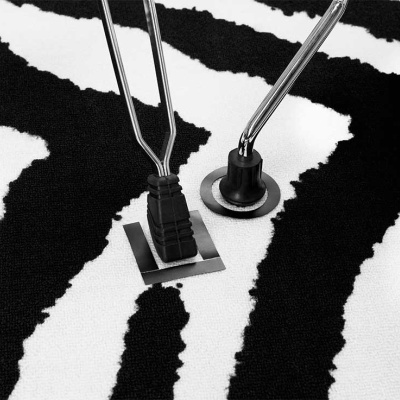 Ferramentas de limpeza sobre superfície com padrão de zebra preto e branco