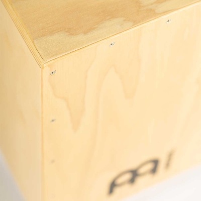 Caixa de madeira clara com parafusos e logotipo PAI impresso