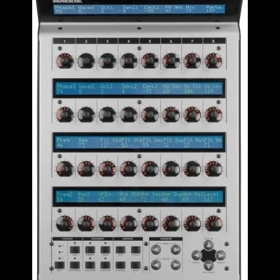 Controlador electrónico prateado com botões pretos e ecrãs azuis