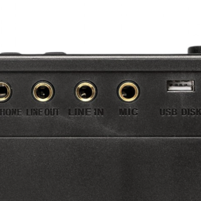 Portas traseiras de teclado musical preto com etiquetas de conexão