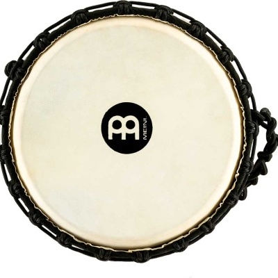 Pandeiro redondo com pele branca e armação preta com logotipo MEINL no centro