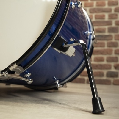 Tambor de bateria azul com suportes metálicos prateados e pé de apoio