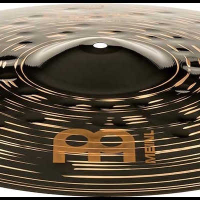Prato de bateria preto com detalhes dourados e texto Meinl