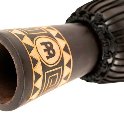 Cabo de tambor em madeira escura com padrões geométricos e corda preta