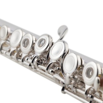 Flauta transversal metálica prateada com chaves brancas