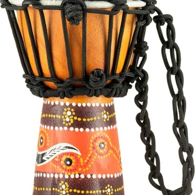 Tambor djembe de madeira com decoração e pele branca no topo, cordas e alça pretas