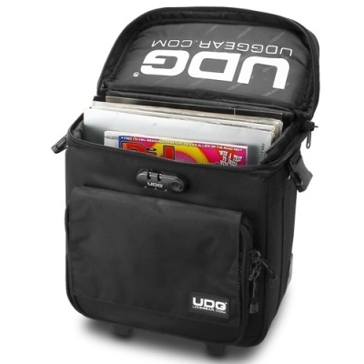 Mala preta UDG com discos ou revistas dentro, vista frontal aberta