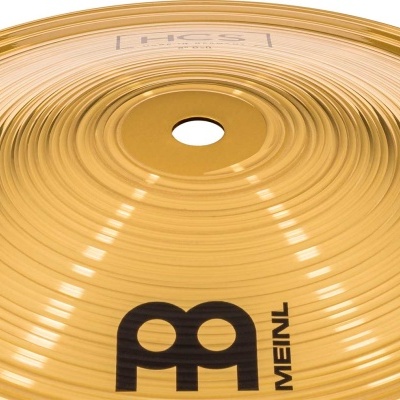 Prato de bateria dourado com logotipos MEINL e HCS