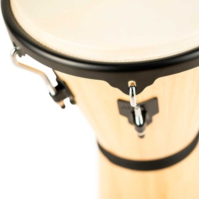 Djembé de madeira clara com pele branca e aro preto ajustável