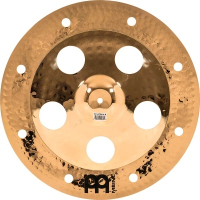 Prato de bateria dourado com orifícios circulares e logo Meinl.