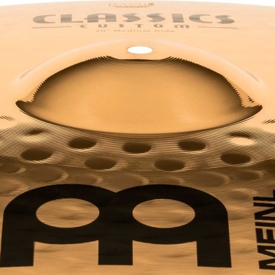 Címbalo Meinl Classics Custom em bronze com logo e texto visíveis