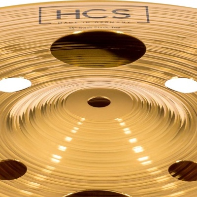 Prato de bateria metálico dourado com perfurações circulares e inscrições a negro