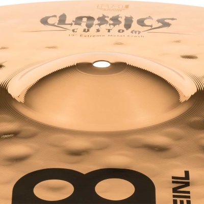 Prato de bateria dourado com texto impresso e textura martelada