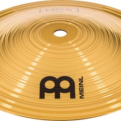 Prato de bateria dourado com inscrição MEINL em preto