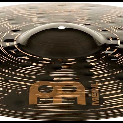 Prato de bateria em metal com padrões preto e dourado e logotipo MEINL