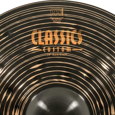 Prato de bateria preto com riscas douradas e texto CLASSICS CUSTOM Dark Crash
