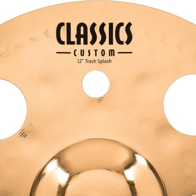 Prato musical dourado com recortes e texto impresso