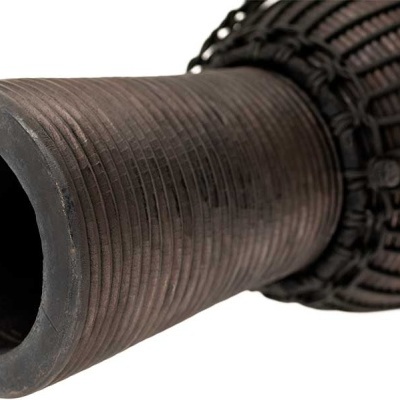 Tambor djembe em madeira escura com cordas pretas, fundo branco