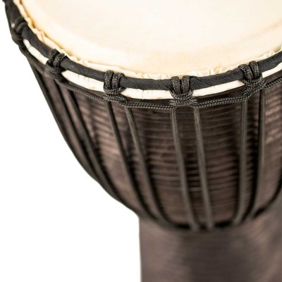 Tambores djembe com pele branca e corpo em madeira escura com cordas negras.